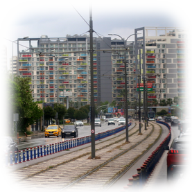 Stradă cu linie de tramvai și blocuri într-un oraș din Turcia