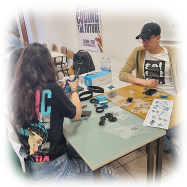 Elevi asamblând componente electronice la un atelier de programare, proiectul Generation Coding the Future