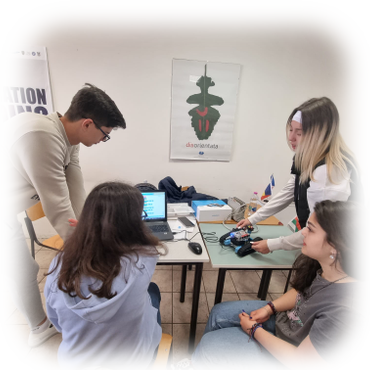 Elevi lucrând în echipă la un atelier de robotică
