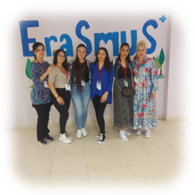 Eleve și profesoare în fața unui panou Erasmus+