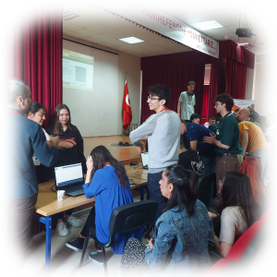 Elevi și profesori la o activitate într-o sală a școlii partenere din Turcia