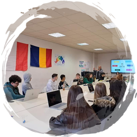 Elevi la laptopuri într-o sală de curs cu drapele