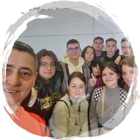 Fotografie de grup a elevilor și profesorului într-o mobilitate Erasmus+
