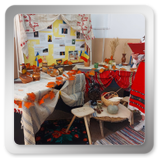 Expoziție cu obiecte tradiționale românești și elevă în costum popular