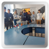 Participanți la o întâlnire Erasmus+ într-o sală cu masă rotundă