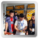 Elevi cu ecusoane la un atelier practic Erasmus+