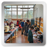 Laborator cu mese de lucru și elevi la un atelier tehnic