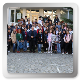 Fotografie de grup a participanților la întâlnirea Erasmus+, în aer liber