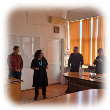 Elevi prezentând în fața clasei, la o activitate Erasmus+