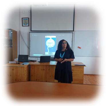 Prezentare pe ecranul de proiecție într-o sală de clasă