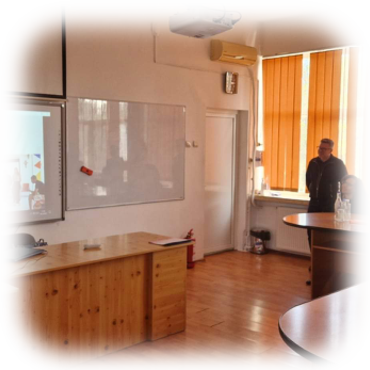Sală de clasă pregătită pentru o activitate Erasmus+
