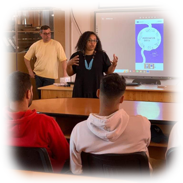 Profesoară prezentând în fața elevilor, la o activitate Erasmus+